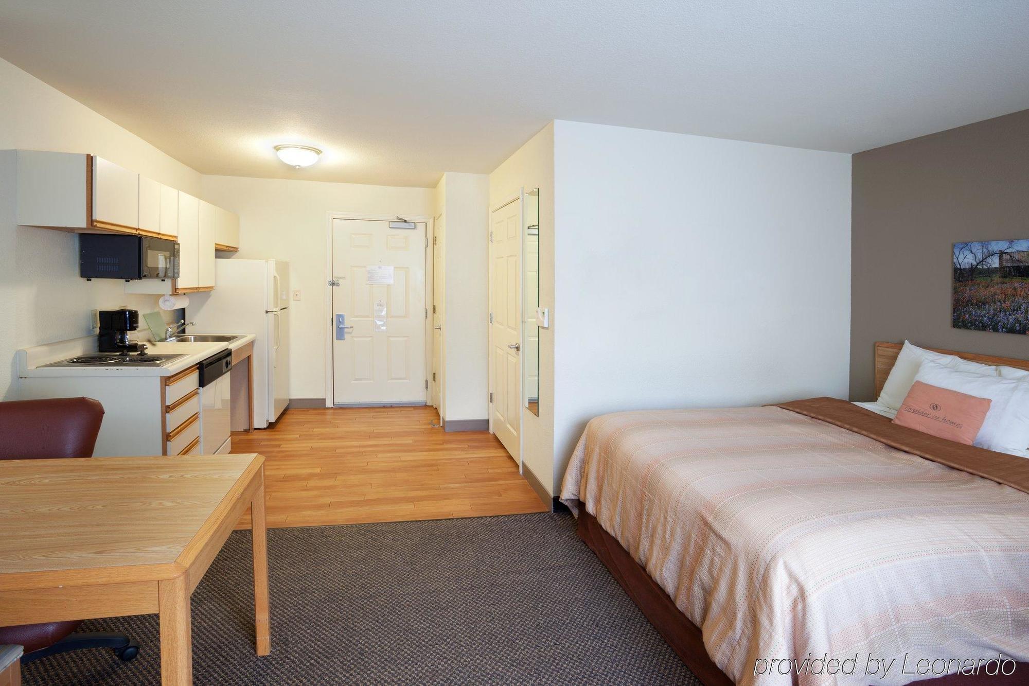 Sonesta Simply Suites San Antonio Northwest - Medical Center Room photo